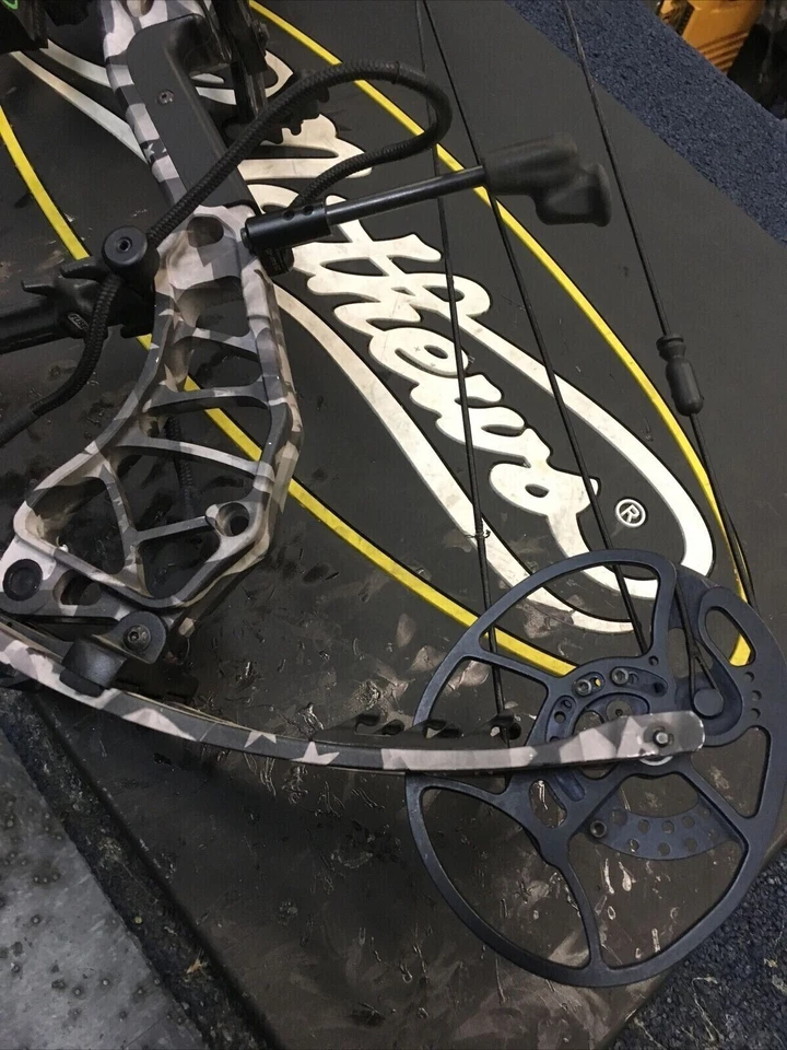 🔥Bear Divergent RH 25.5'-30" 70# 338FPS! One Nation blanco y negro🔥 Foto 3 de 4