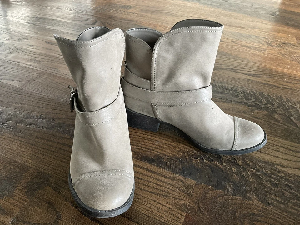 Botas femininas Rocket Dog 9 botas de tornozelo bege camurça salto bloco fivela casual - Imagem 3 de 4