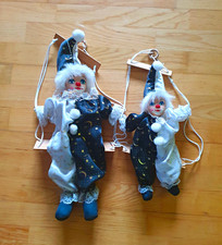 Produktbild - 2x hängende Clown/Harlekin Dekofiguren Stoff/Kunststoff schwarz-weiß Stern/Mond