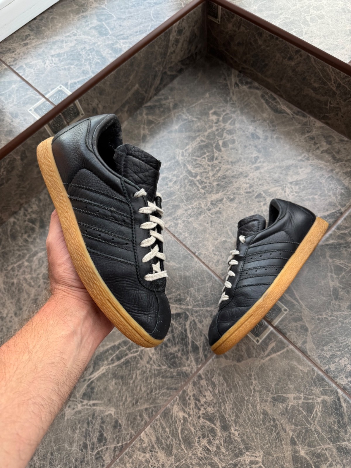 SAOLA Scarpe da ginnastica vintage Adidas TOBACCO nere in pelle suola in gomma taglia 4 US (2001)