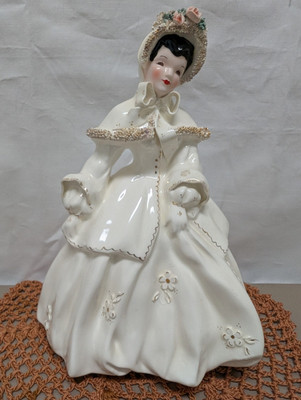 Lovely Florence Ceramics Pasadena, CA ''ABIGAIL'' white with gold accents 8''