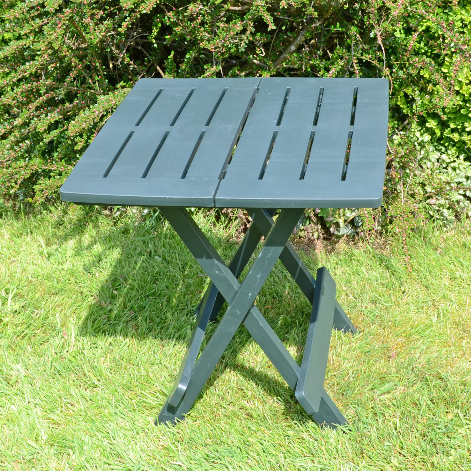 ""BARI"" RESIN FOLDING OCCASIONAL TABLE by TRABELLA in GREEN, TB-572
