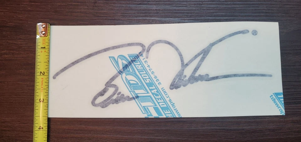 Calcomanía de riel con nombre de conductor cursivo Brian Vickers #83 Silver Car Red Bull Nascar  Foto 3 de 4