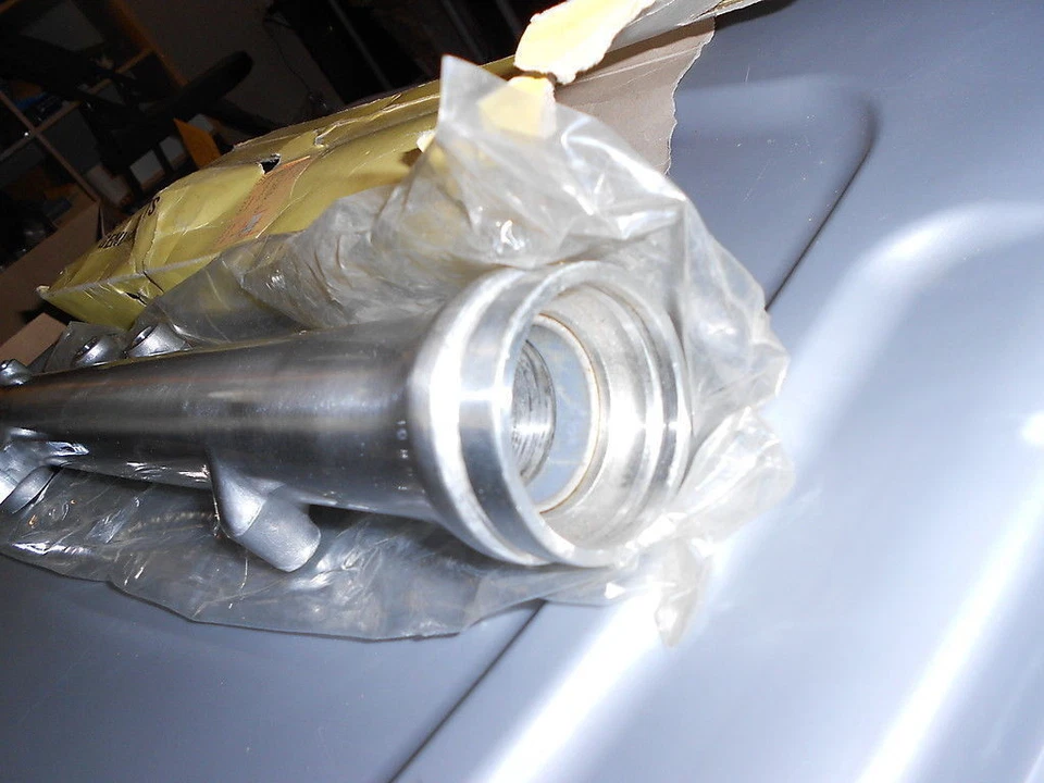 Tubo de horquilla exterior derecha Kawasaki KZ750 LTD 1980-1981 nuevo de lote n.º de venta: 39093-1028 Foto 2 de 2