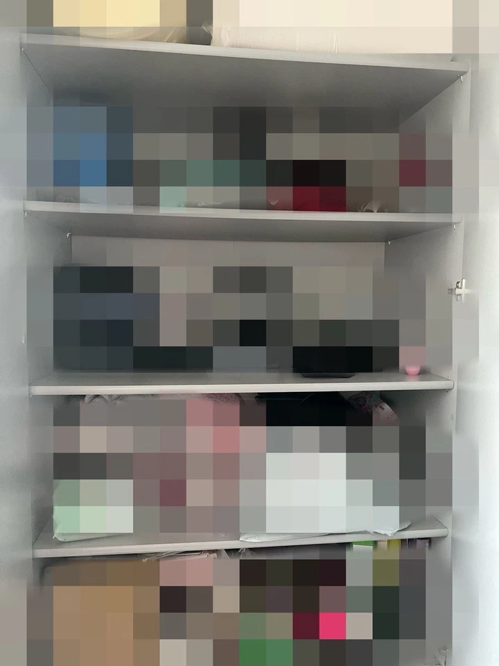 Großer 4 Türen Schrank mit Eine Große Spiegel Glas Und Innen Sehr Viel Platz - Bild 2 von 4