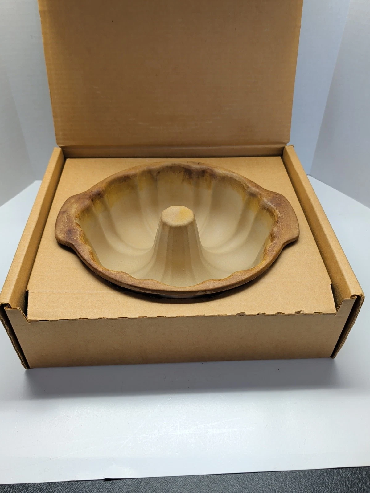 Pampered Chef Family Heritage Stoneware Retired Stone Fluted Bundt Pan #1440