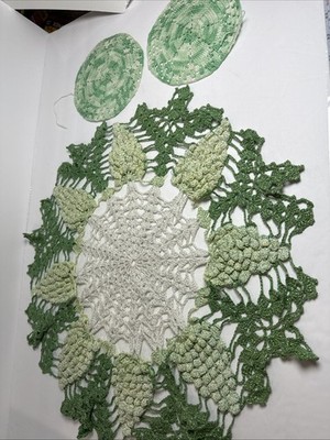 Doily 18 inch diameter green and white with Glitter Thread &2 Small Coaster