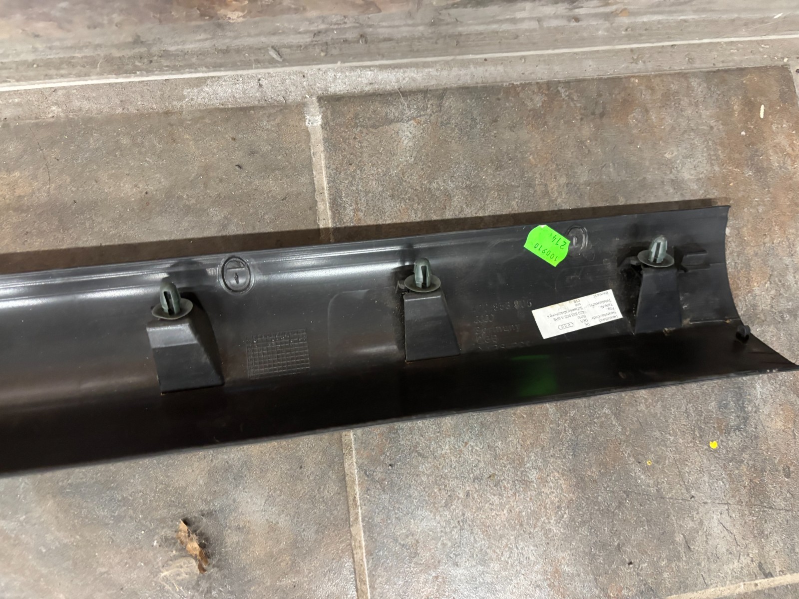 420 853 905 A 6PS DOOR STILL TRIM OEM AUDI R8