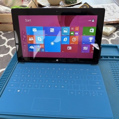 Microsoft Surface RT Tablet Black 32GB With Blue Keyboard Windows RT Pre-owned 