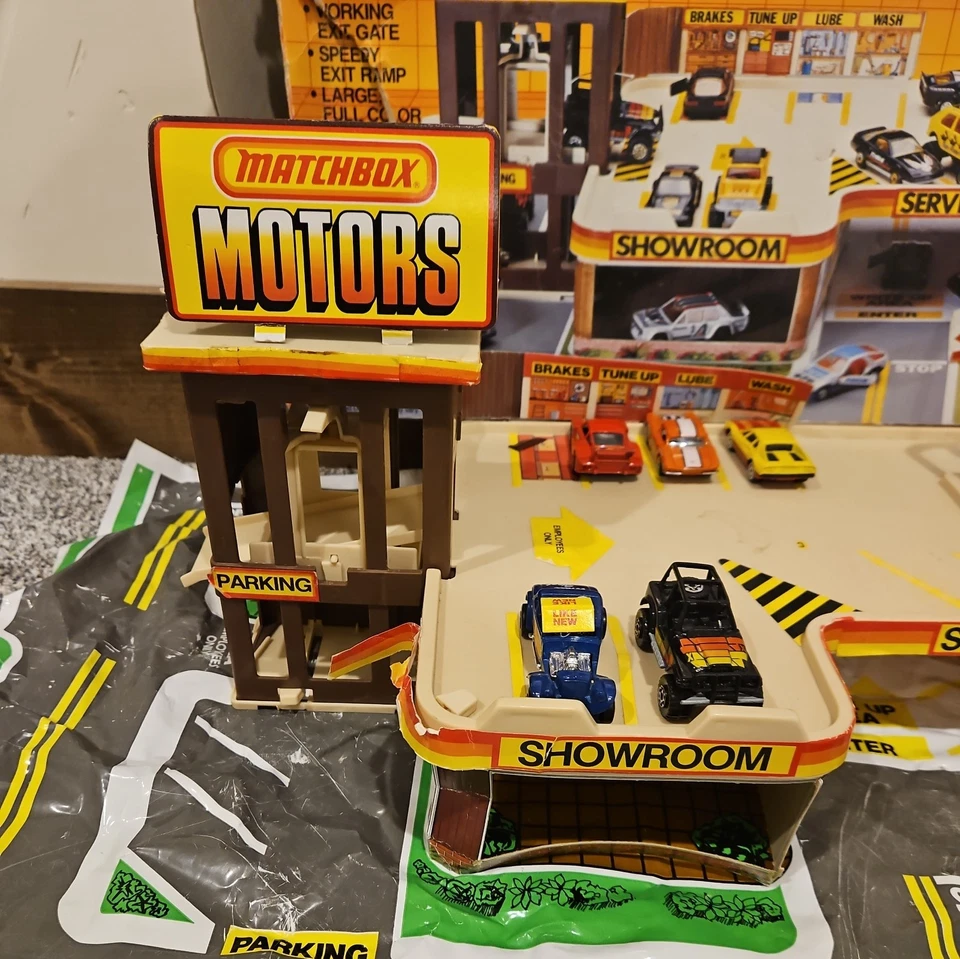 Vintage MATCHBOX MOTORS CAR DEALERSHIP SERVICE GARAGE PLAYSET w Box 1985 - Image 2 of 4
