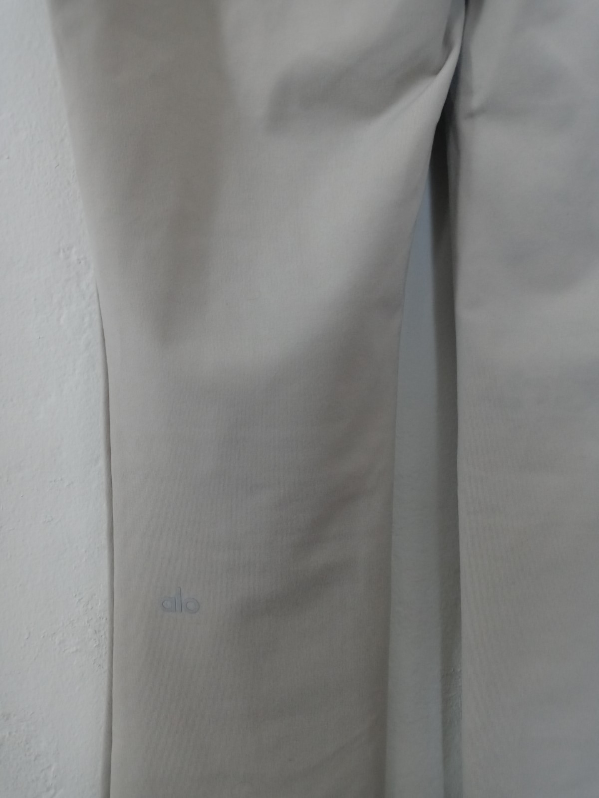 Alo Yoga Airbrush Flutter Split Hem Leghings Trou… - image 3