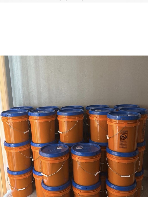 5 Gallons Liquids Detergent, Green, Orange, Tide