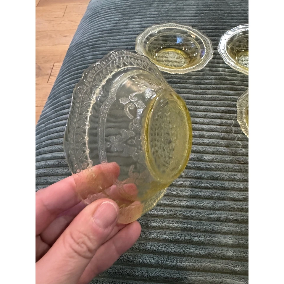 Juego de 4 cuencos vintage de vidrio de la depresión amarilla ornamentados florales en relieve Foto 3 de 4