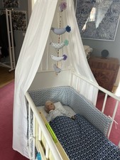 Verkaufe ein Babybett (1.20x60cm) mit Himmel u.s&auml;mtlichem Zubeh&ouml;r. 0171- 2720008