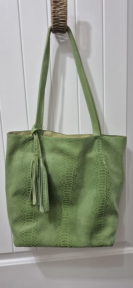 Bolsa tote estilo ombro padrão pele de cobra couro verde Buco - Imagem 4 de 4