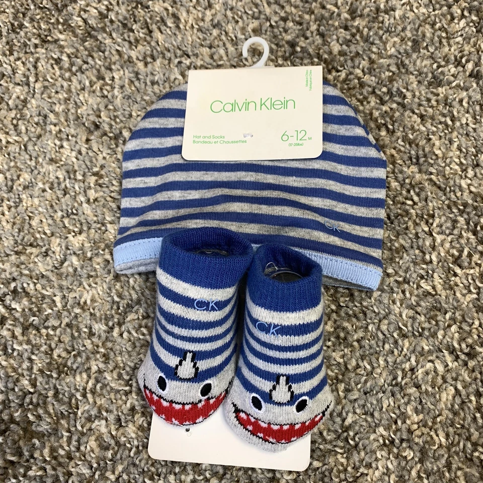 NUEVO CON ETIQUETAS Calvin Klein Bebé Infante Sombrero Y Botines Conjunto 6-12 Meses Azul Gris Tiburón Foto 4 de 4