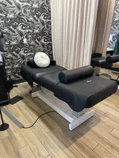 Oakworks Preformal lift Massage Table With Extra Cushion Slightly Used 