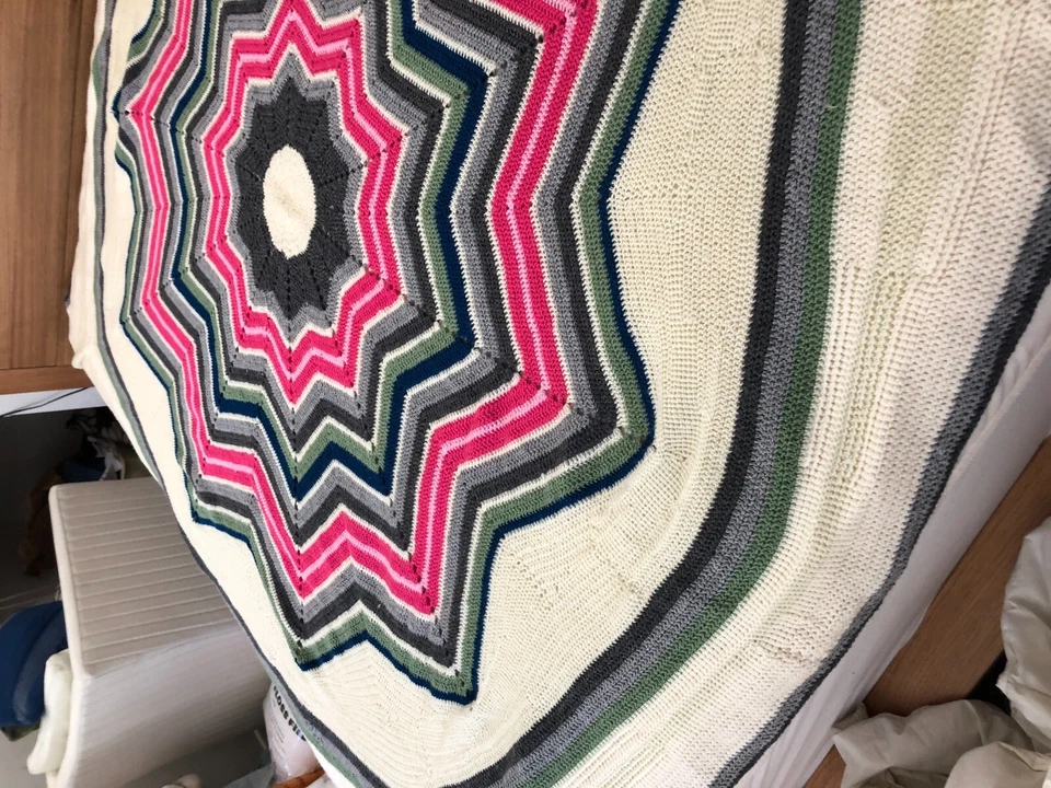 Crochet Pattern Ten Point Star Square Rug/blanket/throw (UK or US version)  - Image 3 of 4