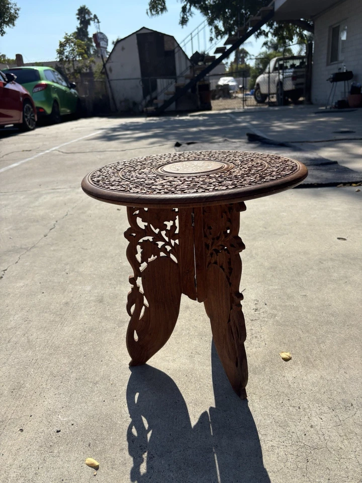 Antigua mesa auxiliar redonda plegable india tallada a mano con incrustaciones de madera Foto 2 de 4