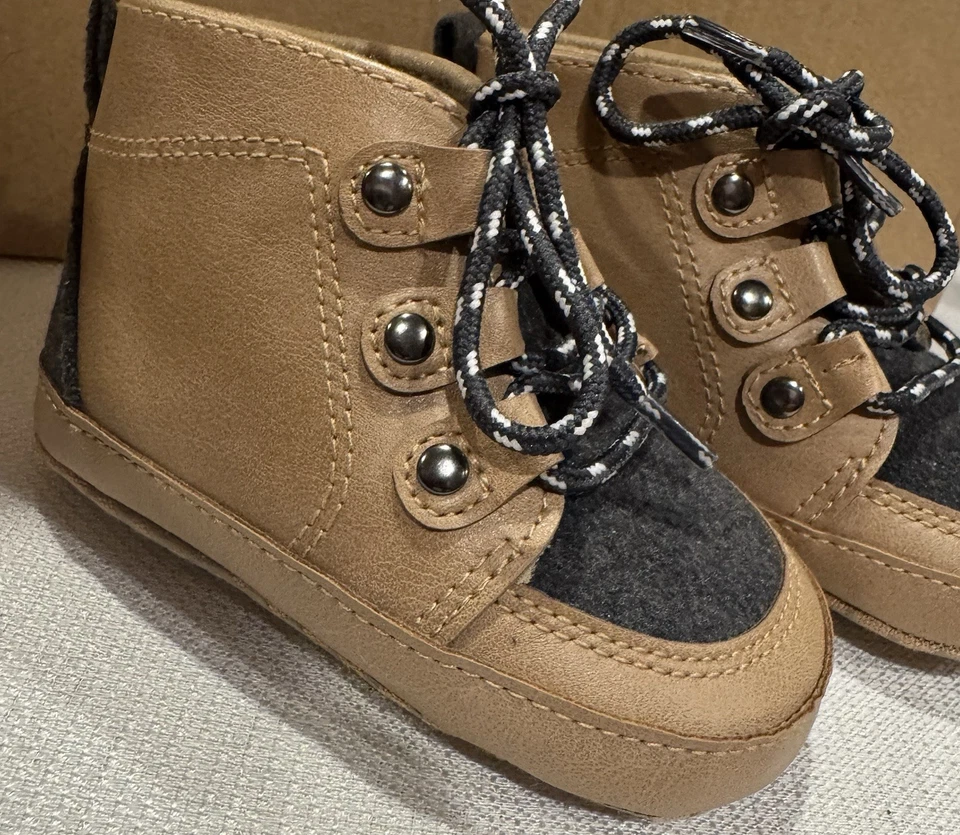 Botas de pato con cordones para bebé Gap 6-12 meses gris carbón tostado Foto 4 de 4