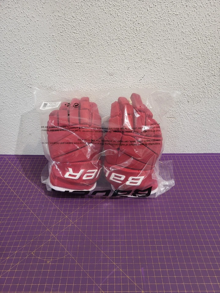 BAUER Vapor Pro Team Gloves Intermediate (13.0)-Die Handschuhe sind mit Werbung