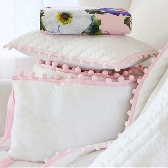 Saia Berço Pom-Pom Infantil Pottery Barn Nova Na Caixa Rosa/Branca $99,00 - Imagem 2 de 4