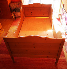 Altes antikes Bett, Holzbett, Kinderbett