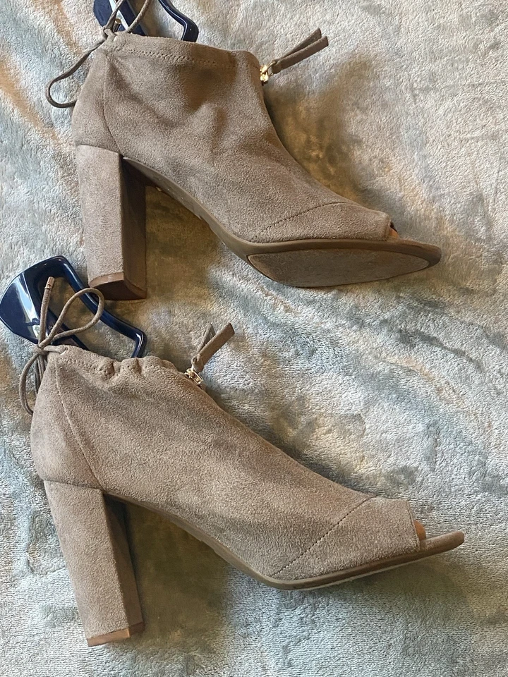 Tacones botín GUESS Ultra gamuza punta abierta, talla 11 Foto 3 de 4