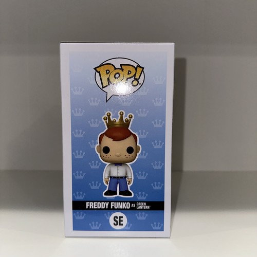 Funko Funday 2025 Exclusivo Freddy Funko Como Linterna Verde LE 500 Pop con Protector - Imagen 4 de 4