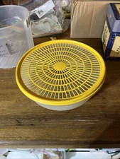 Tupperware Colander/Strainer/Bowl 1835/1836 Flow Through Seal 3 Quart Yellow