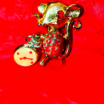 Hickory dickory dock~mouse ran up the clock~brooch