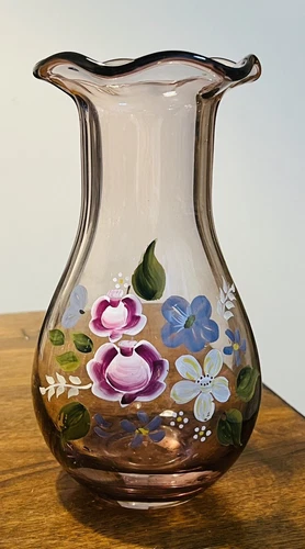 VINTAGE HAND BLOWN PAINTED PURPLE FENTON FLORAL VASE AMETHYST GLASS RUFFLED EDGE