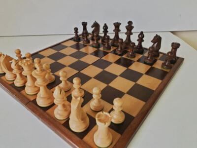 Magnifique et Antic chess set jeu d'échecs Regence en buis 1820/30 King