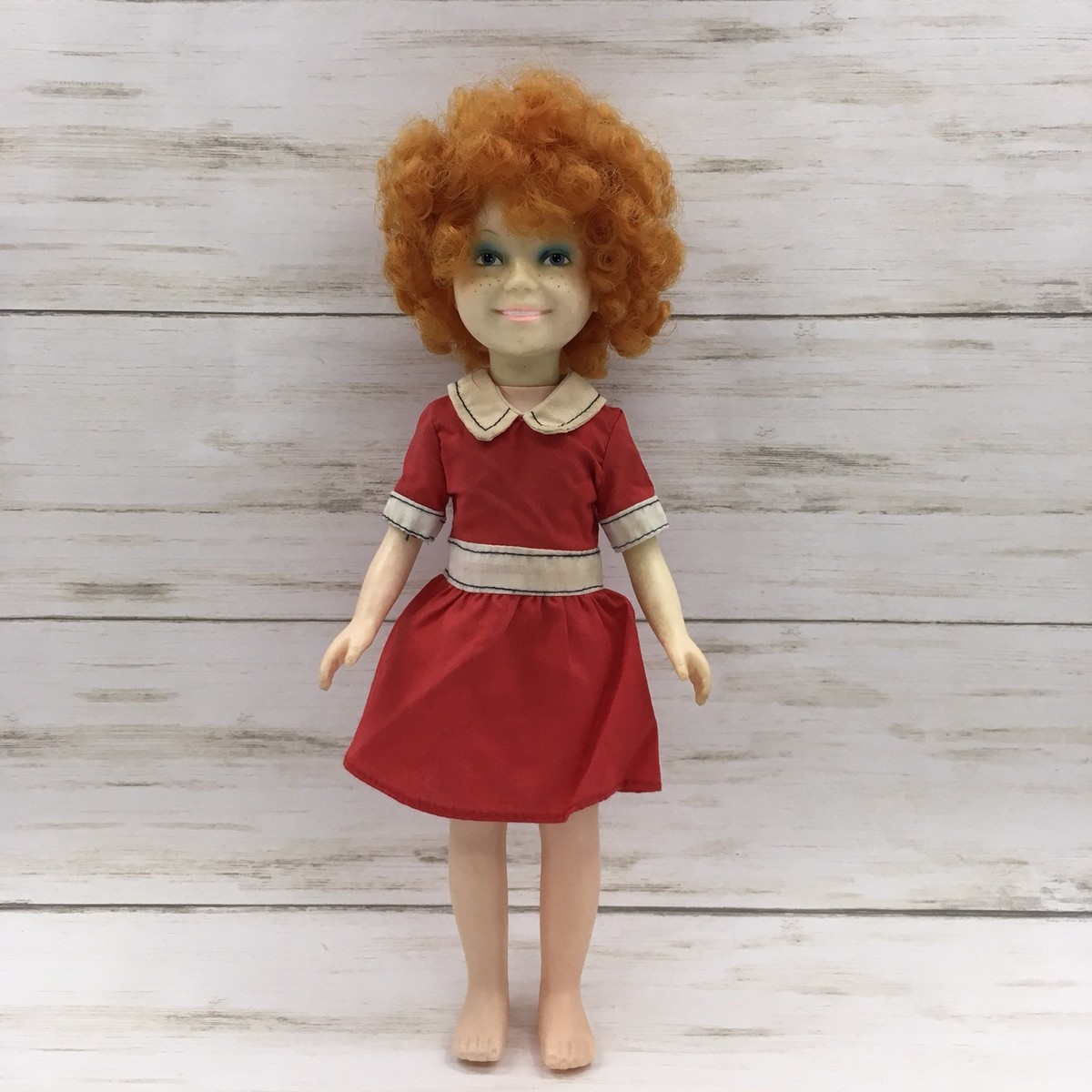 annie 1982 red dress Annie musical red dress with white collar displayed on mannequin, showcasing iconic character costume and classic theatrical stage fashion design Stock Photo