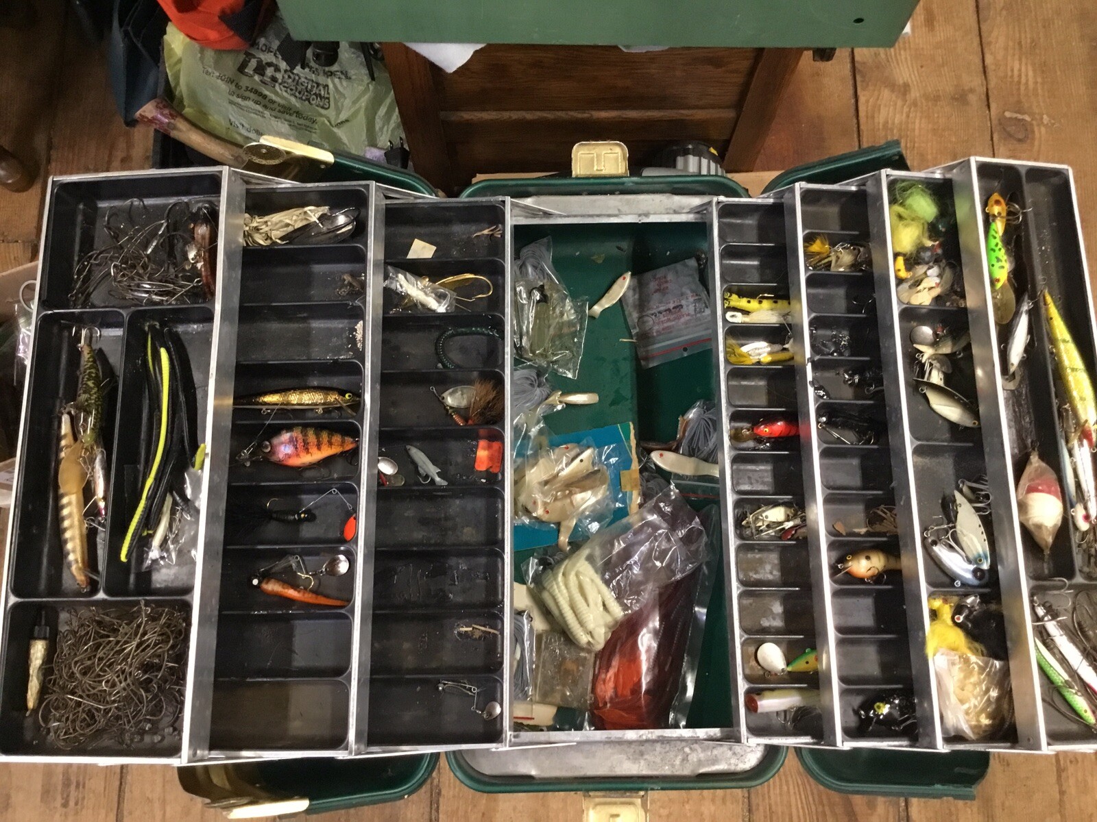 Vintage Green UMCO 1000U Fishing Tackle Box Watertown Minnesota With