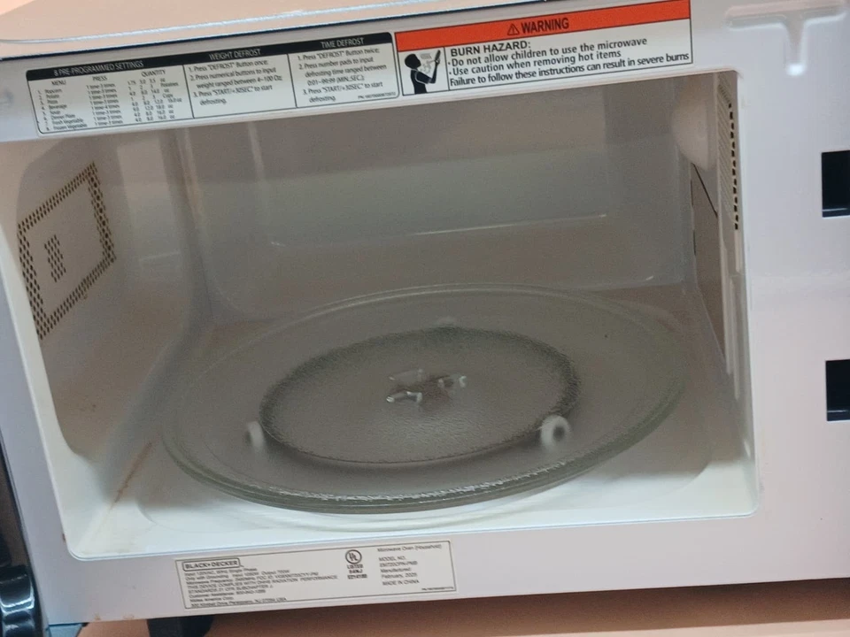 Horno microondas encimera BLACK+DECKER 0,7 pies cúbicos - Acero inoxidable - Usado Foto 3 de 4