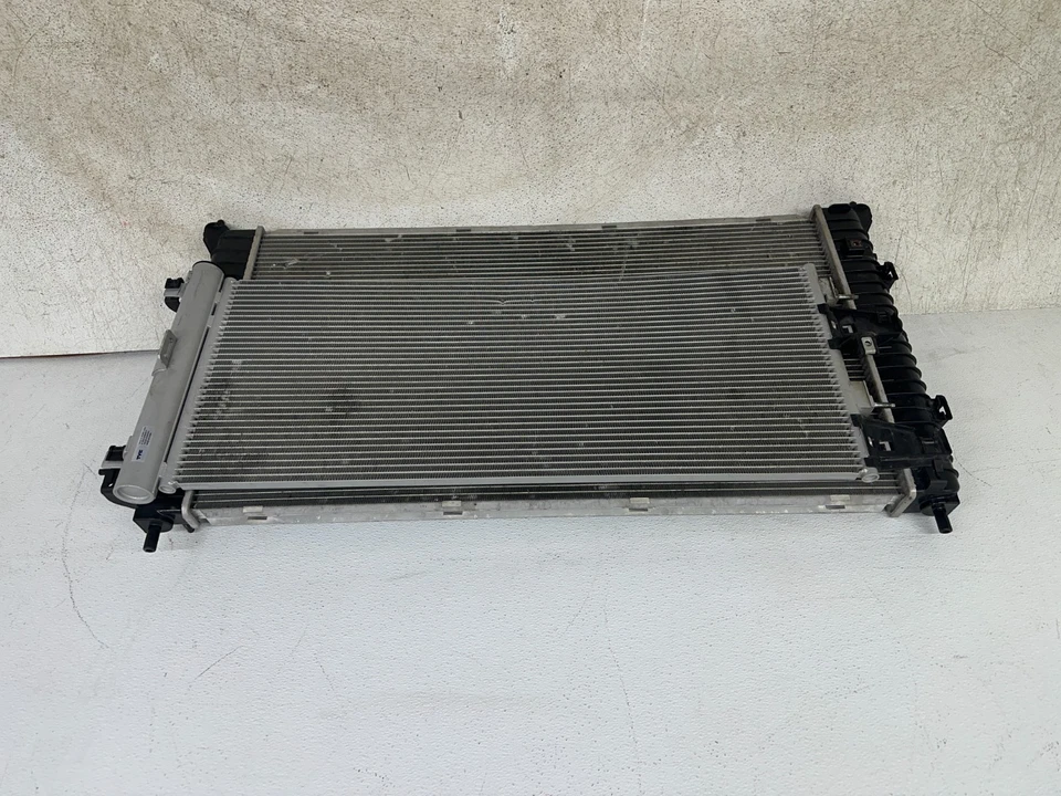 Radiator Condenser 2019-2025 Chevrolet Silverado 1500 GMC Sierra 1500 TYC Foto 4 de 4