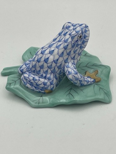 Herend Hungary Hand Painted Porcelain Frog Blue Fishnet On Green Lily Pad #5355 - Picture 6 of 17