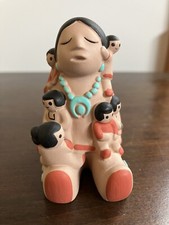 "Minifigura de cerámica Teissedre Native American Storyteller 6 niños 2,5"""