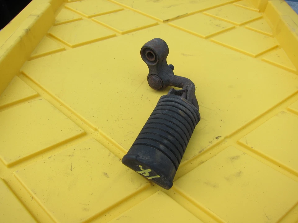 Suzuki GS1000G 1980 OEM REPOSAPIÉS DELANTERO DERECHO CLAVIJA PASO A PASO Foto 2 de 4