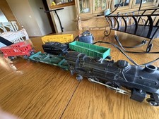 Vintage Lionel O Gauge Train Set w/Locomotive, Cars, Caboose