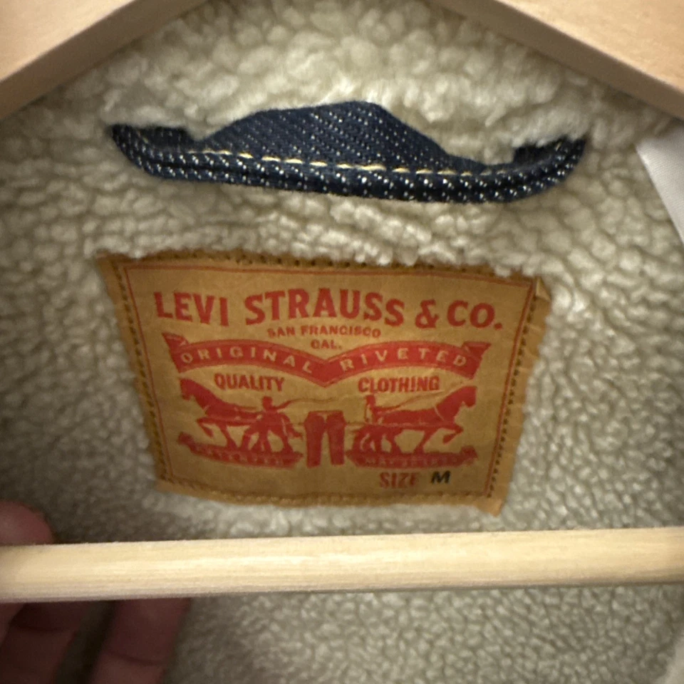 Levi's Strauss Men's Sherpa Lined  Denim Jean Jacket Medium Denim Jack jacket  - Image 3 of 4