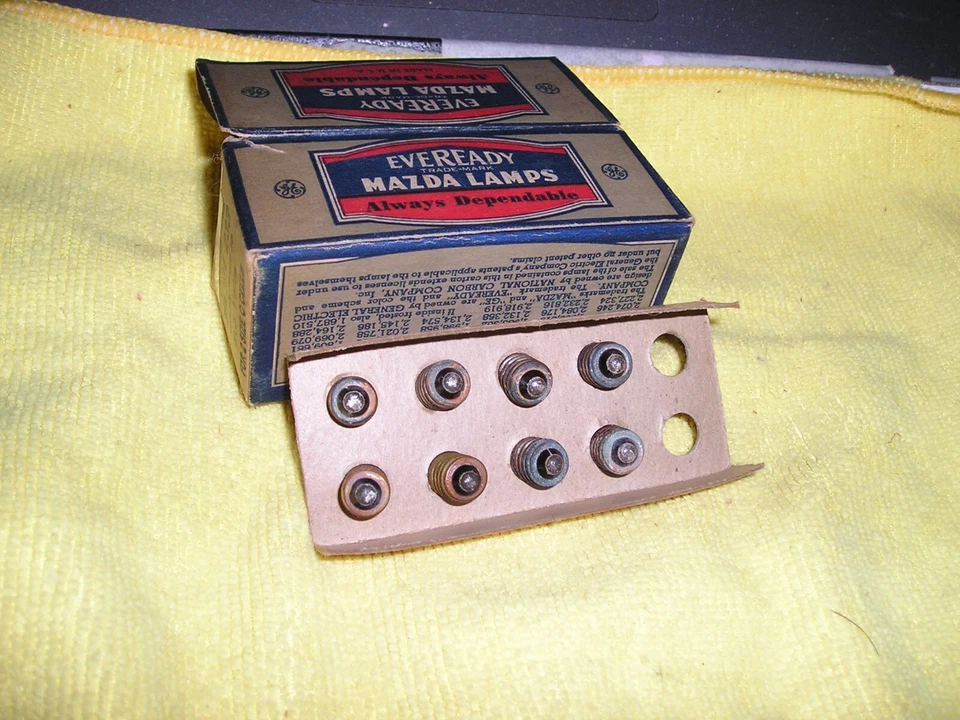 Caja de 8 bombillas miniatura Eveready Mazda #233 nuevo en stock Foto 4 de 4