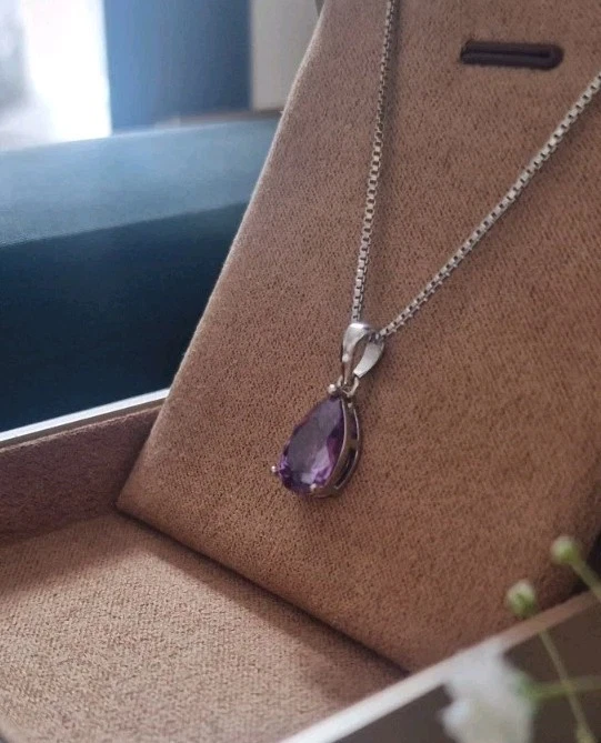 Lujoso colgante de corte pera con acabado de oro blanco con rica piedra preciosa de ciruela púrpura Foto 3 de 4