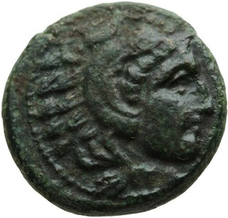 063. Moneta greca in bronzo. ALESSANDRO 'IL GRANDE' AE 18. Eracle / Club e custodia