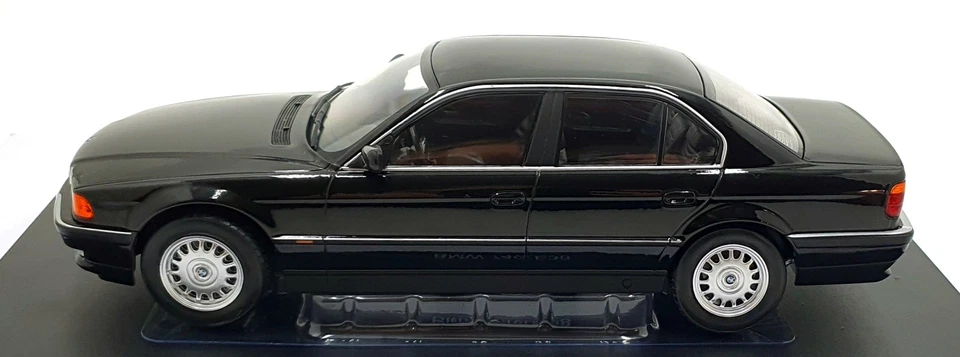 KK Scale 1/18 Scale KKDC180366 - BMW 740i E38 - Black - Image 4 of 4