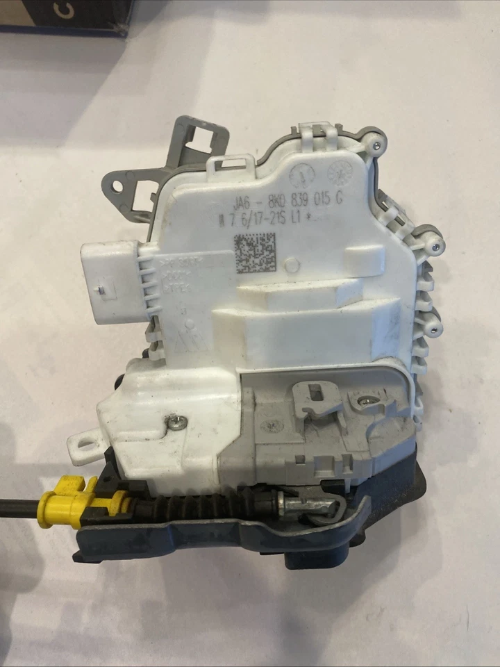 AUDI A4 A3 S3 QUATTRO 2015-2020 CERRADURA PUERTA TRASERA IZQUIERDA PESTILLO ACTUADOR 8K0839015G Foto 2 de 4