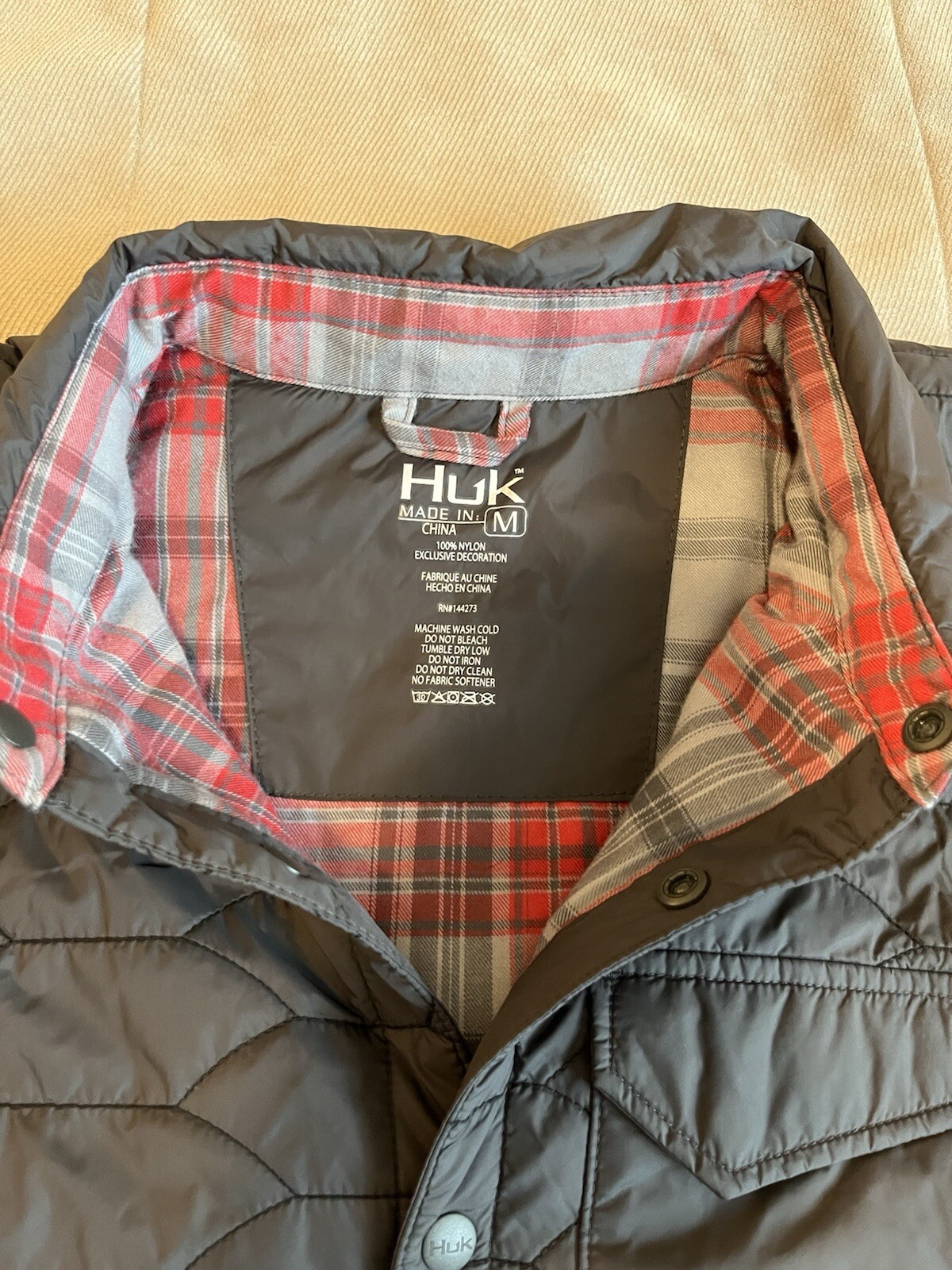 HUK scale quilt button Down jacket medium - image 3
