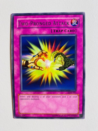 1996 Yu-Gi-Oh Card: Two-Pronged Attack. LOB-061 High grade L👀k