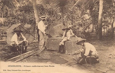 Guadeloupe - Pêcheurs confectionnant leurs nasses - Ed. Phos - Photo 1/2
